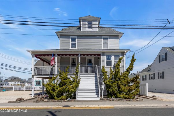 Exterior, Facade, American Foursquare