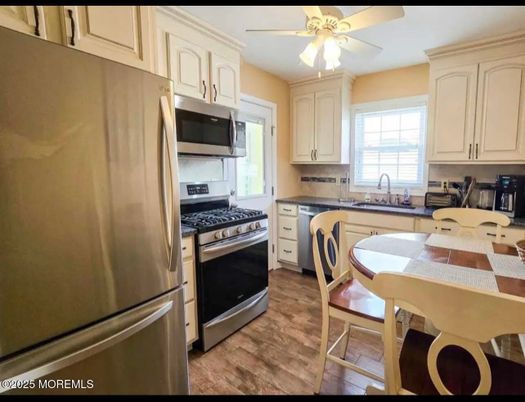 Dining room, Interior, Kitchen, Stainless Steel Appliances, Wood Texture Flooring