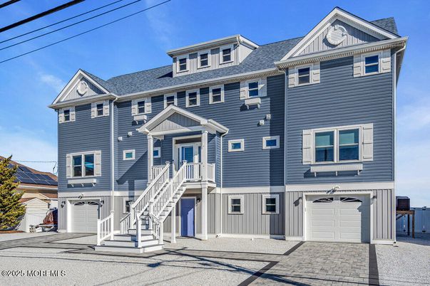 Attached, Exterior, Facade, Rowhouse
