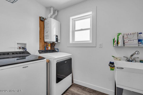 Interior, Washer, Wood Texture Flooring