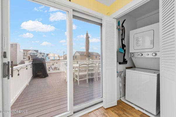 Interior, Utility Closets, Washer, Wood Texture Flooring