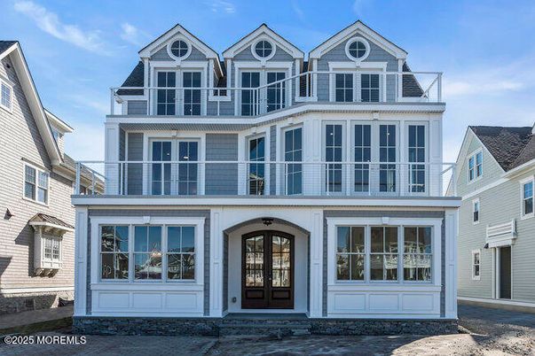 Exterior, Facade, Queen Anne Victorian