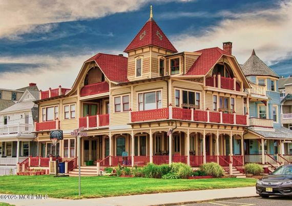 Exterior, Facade, Queen Anne Victorian