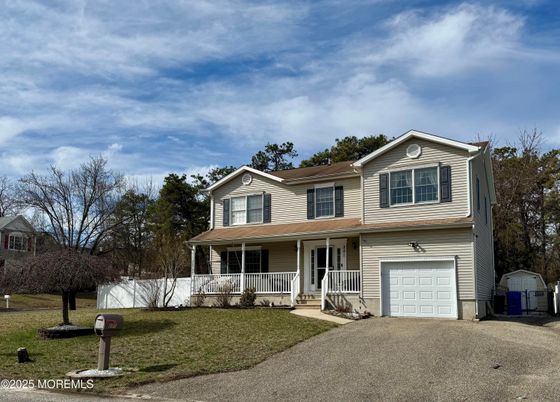 Attached, Exterior, Facade, Split Level