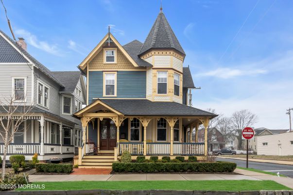 Exterior, Facade, Queen Anne Victorian