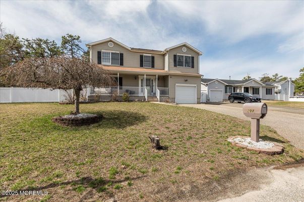Attached, Backyard, Exterior, Facade, Split Level