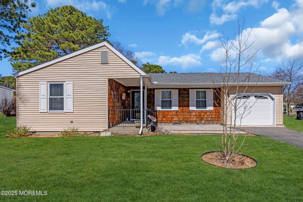 Attached, Exterior, Facade, Ranch