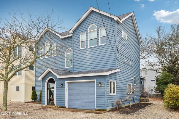 Attached, Exterior, Facade, Queen Anne Victorian