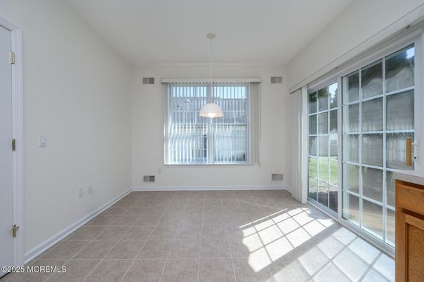 Empty room, Interior, Pendant Lights