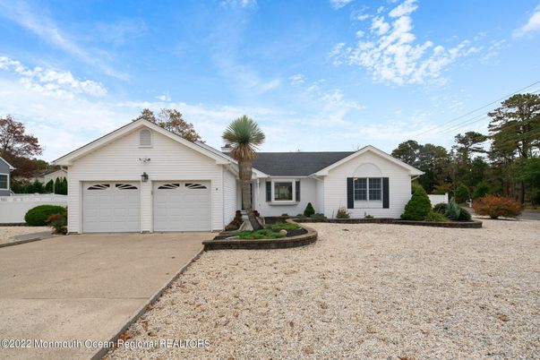 Attached, Exterior, Facade, Ranch