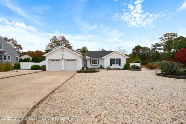 Attached, Exterior, Facade, Ranch