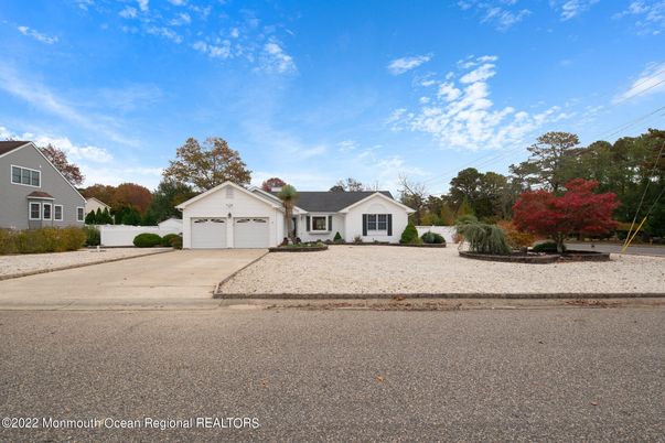 Attached, Exterior, Facade, Ranch