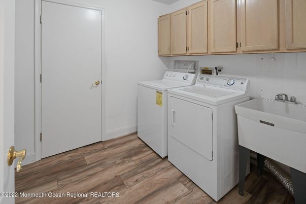 Interior, Washer, Wood Texture Flooring