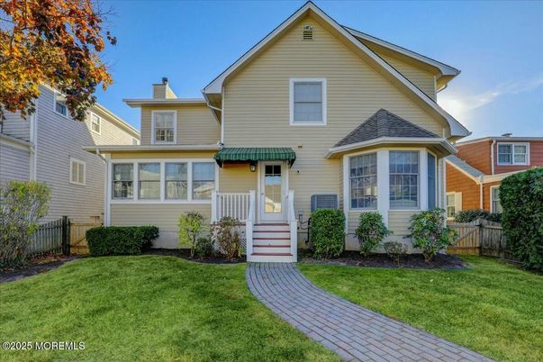 Exterior, Facade, Queen Anne Victorian