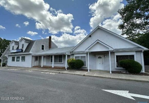 Attached, Exterior, Facade, Farmhouse