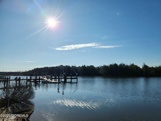 Exterior, Lake