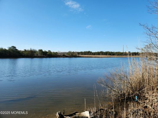 Exterior, Lake