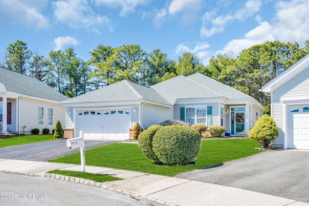Attached, Exterior, Facade, Ranch