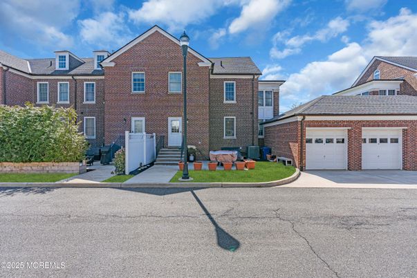Attached, Exterior, Facade, Brick Facade, Georgian