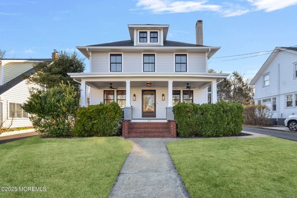 Exterior, Facade, American Foursquare