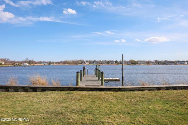 Exterior, Lake