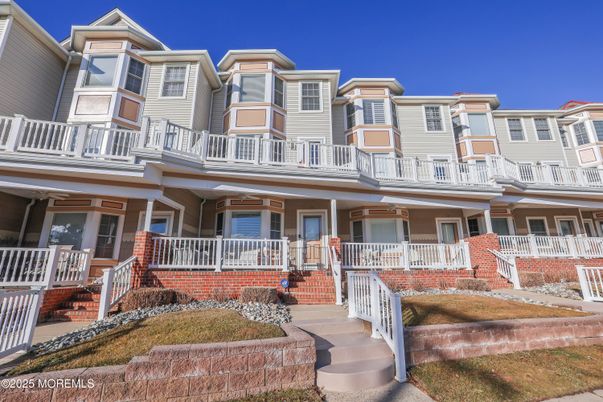Exterior, Facade, Rowhouse