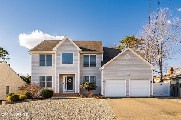 Attached, Exterior, Facade, Farmhouse