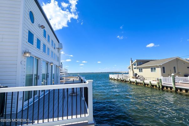 Exterior, Lake