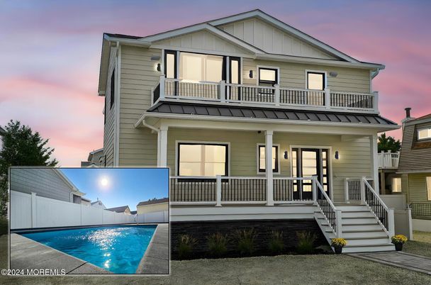 Exterior, Facade, Pool, Farmhouse