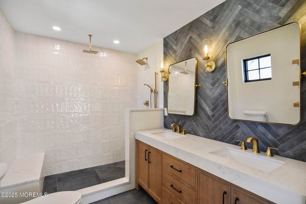 Bathroom, Dual Sink Vanities, Interior, Recessed Lighting