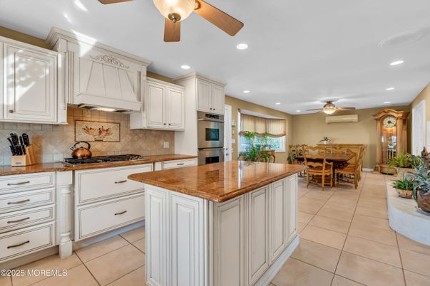 Dining room, Interior, Kitchen, Recessed Lighting, Stainless Steel Appliances