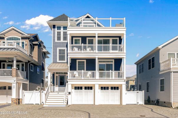 Attached, Exterior, Facade, Queen Anne Victorian