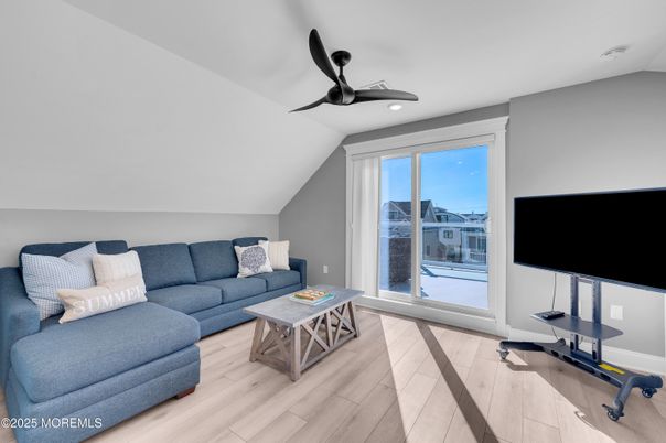 Fitness Equipment, Interior, Living room, Recessed Lighting, Wood Texture Flooring