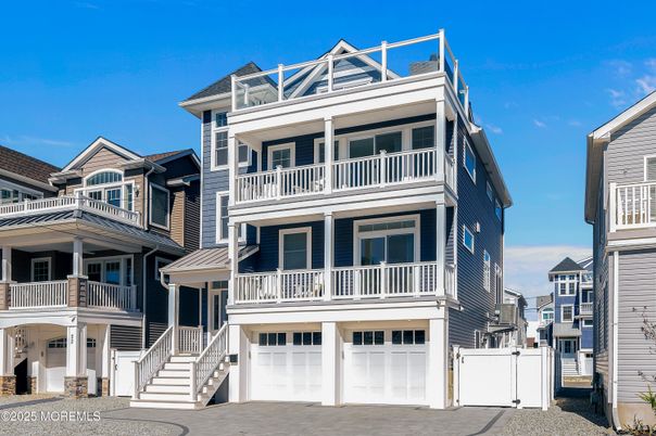 Attached, Exterior, Facade, Queen Anne Victorian
