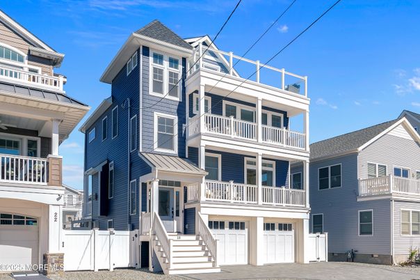Attached, Exterior, Facade, Queen Anne Victorian