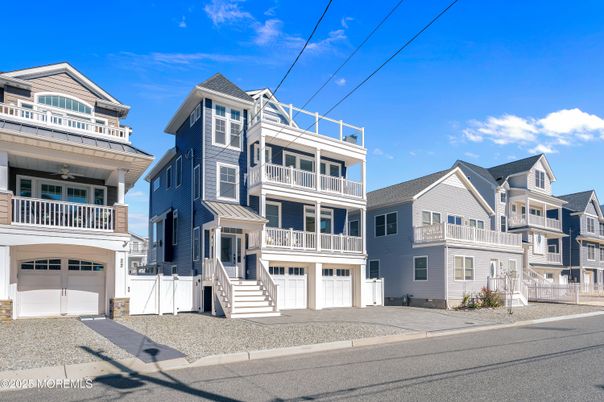 Attached, Exterior, Facade, Queen Anne Victorian