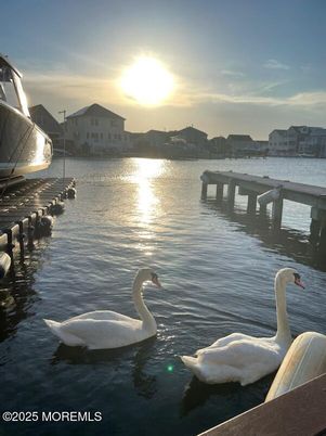 Exterior, Lake