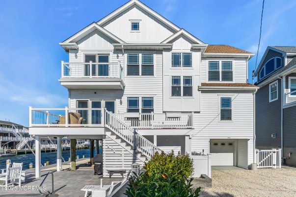 Attached, Exterior, Facade, Water, Queen Anne Victorian