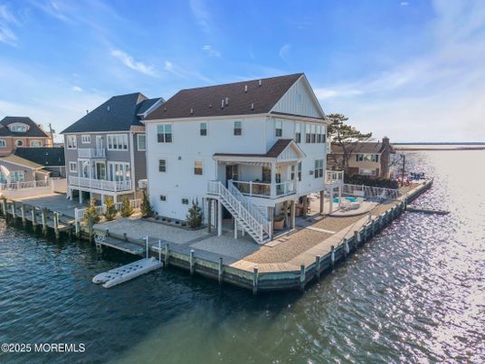 Exterior, Lake