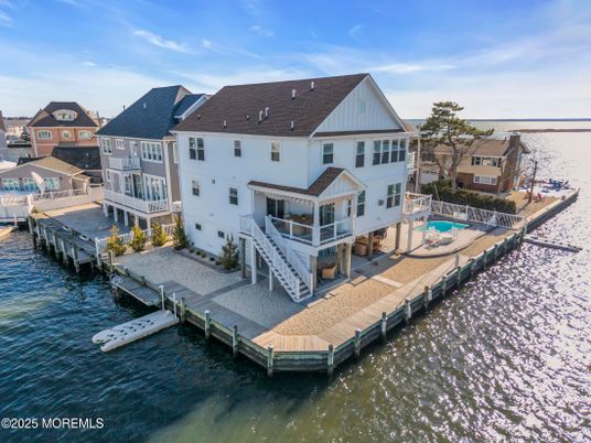 Exterior, Lake