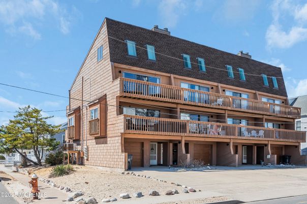 Exterior, Facade, Highrise