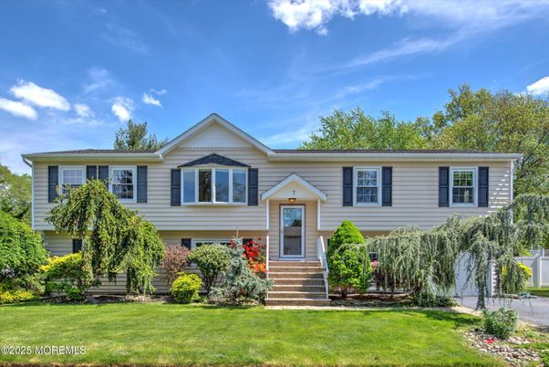 Exterior, Facade, Raised Ranch