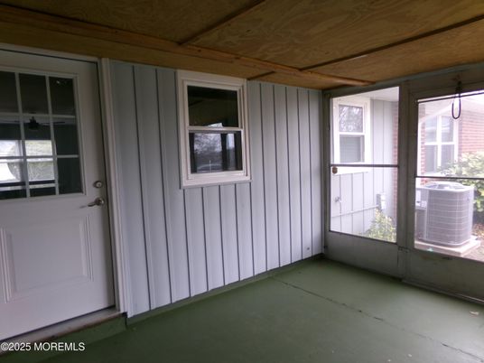 Empty room, Interior, Wooden Ceilings