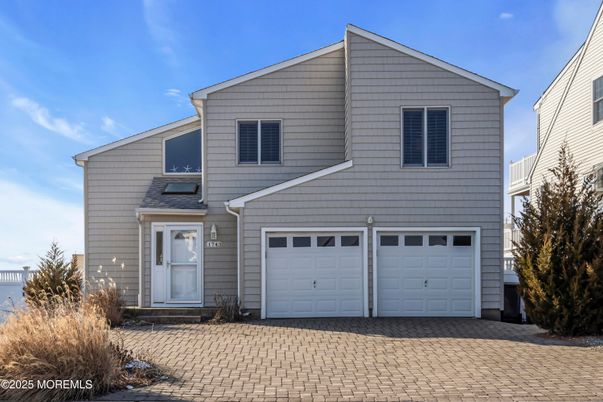 Attached, Exterior, Facade, Farmhouse