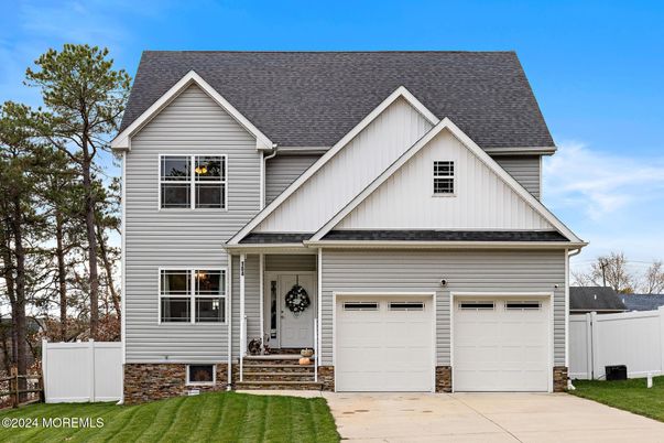 Attached, Exterior, Facade, Farmhouse