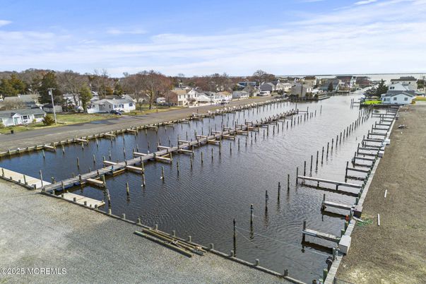 Exterior, Lake