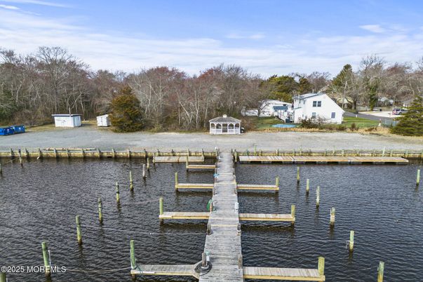 Exterior, Lake