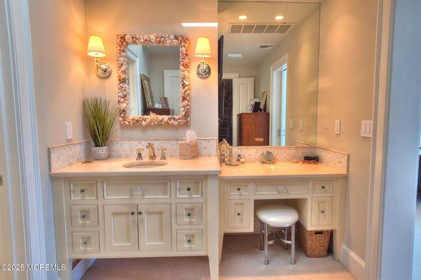 Bathroom, Dual Sink Vanities, Interior, Recessed Lighting