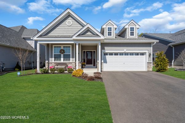 Attached, Exterior, Facade, American Craftsman