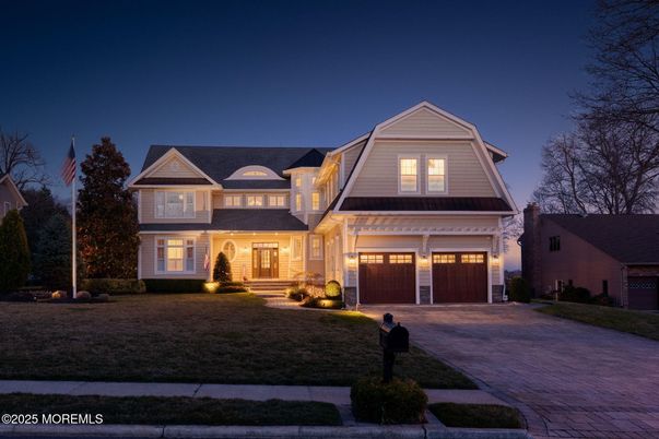 Attached, Exterior, Facade, Queen Anne Victorian